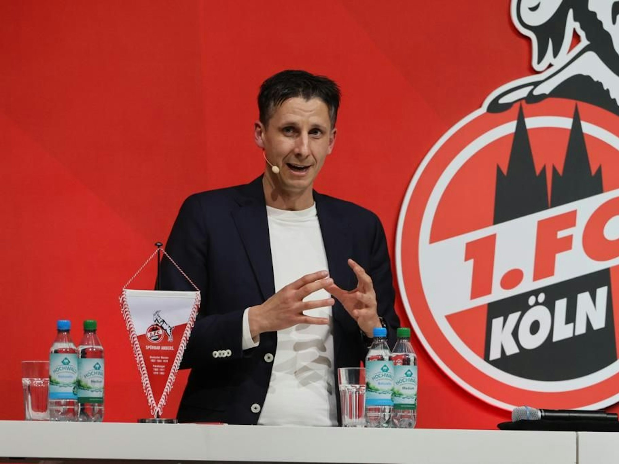 FC-Geschäftsführer Christian Keller auf dem FC-Mitglieder-Stammtisch in den MMC-Studios in Köln am 10. Januar 2024.