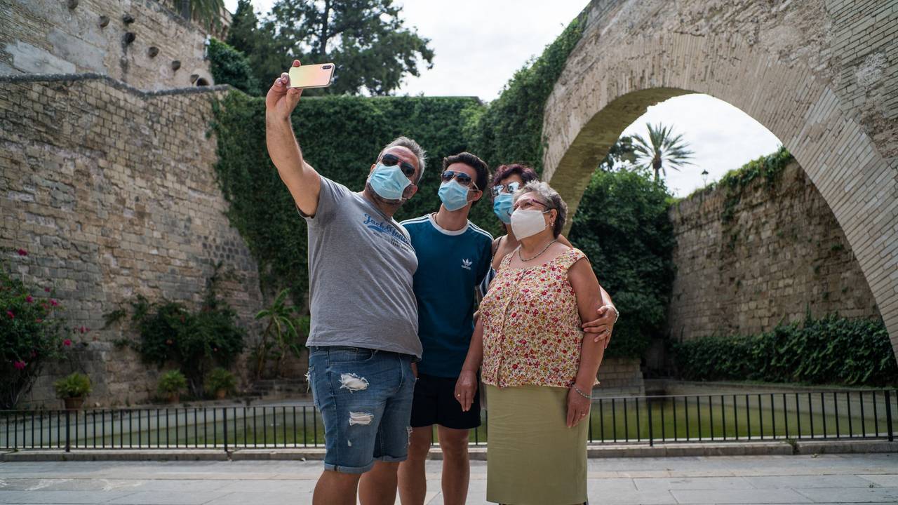 Die Maske gehörte im Sommer 2020 zum Stadtbild in Palma de Mallorca, hier posieren mehrere Touris neben der Kathedrale Santa Maria.