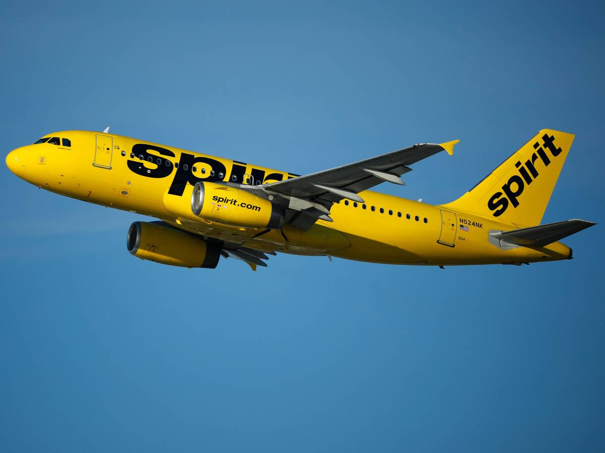 Ein Airbus A319 der Spirit Airlines hebt vom Los Angeles International Airport ab.