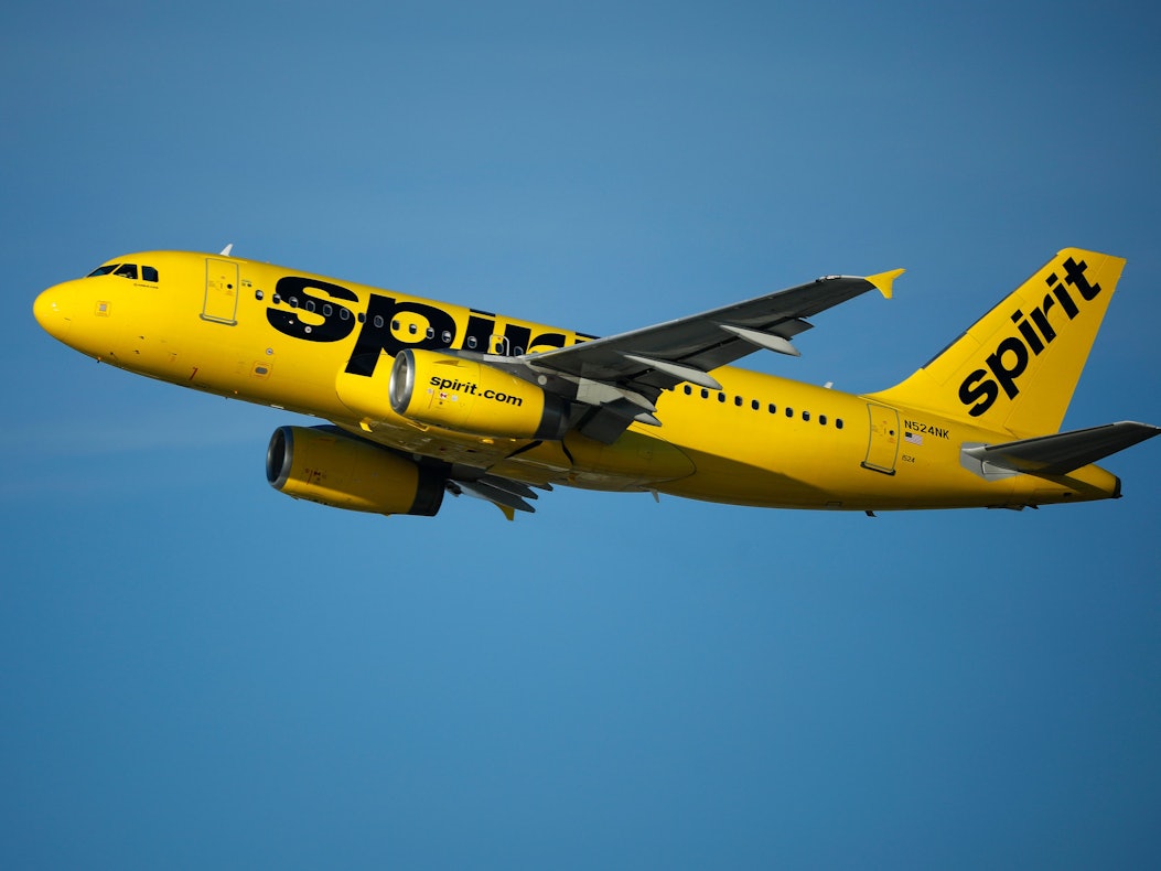 Ein Airbus A319 der Spirit Airlines hebt vom Los Angeles International Airport ab.