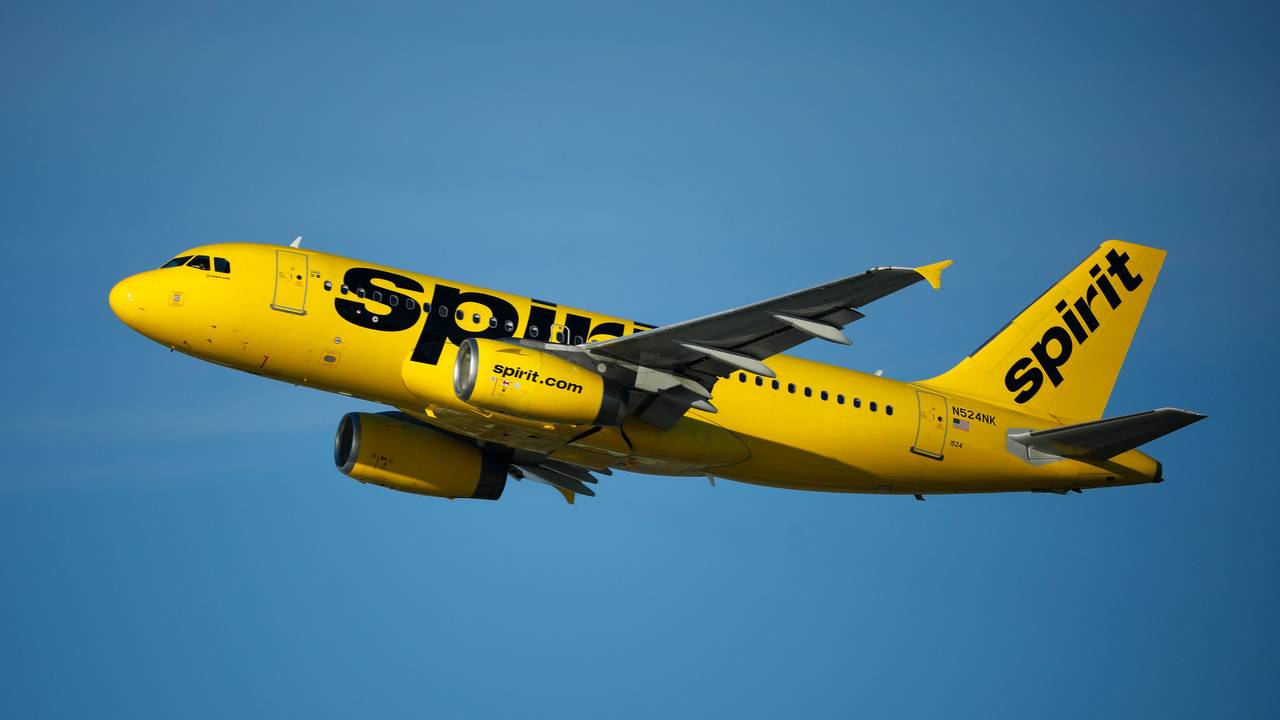 Ein Airbus A319 der Spirit Airlines hebt vom Los Angeles International Airport ab.