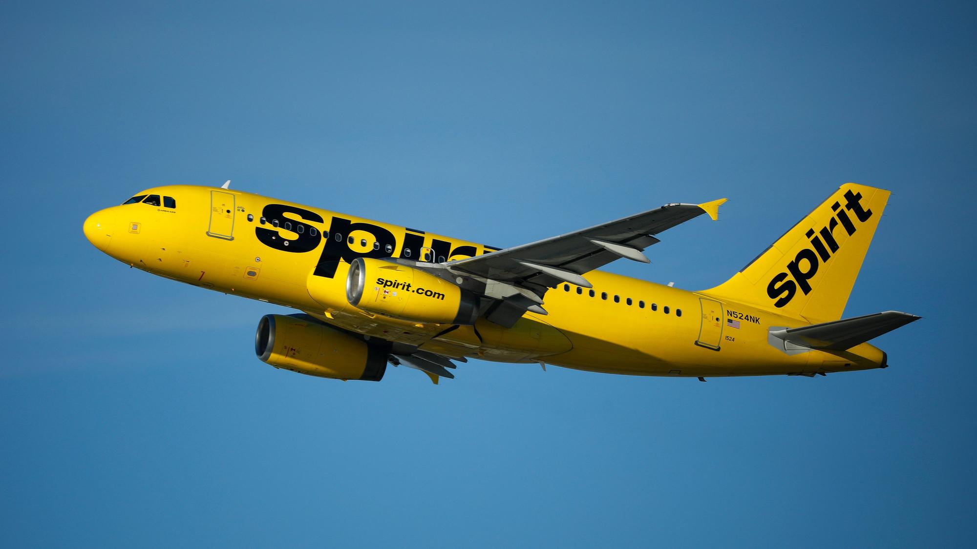 Ein Airbus A319 der Spirit Airlines hebt vom Los Angeles International Airport ab.
