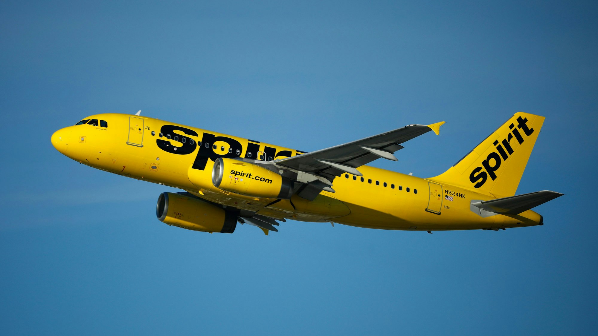 Ein Airbus A319 der Spirit Airlines hebt vom Los Angeles International Airport ab.