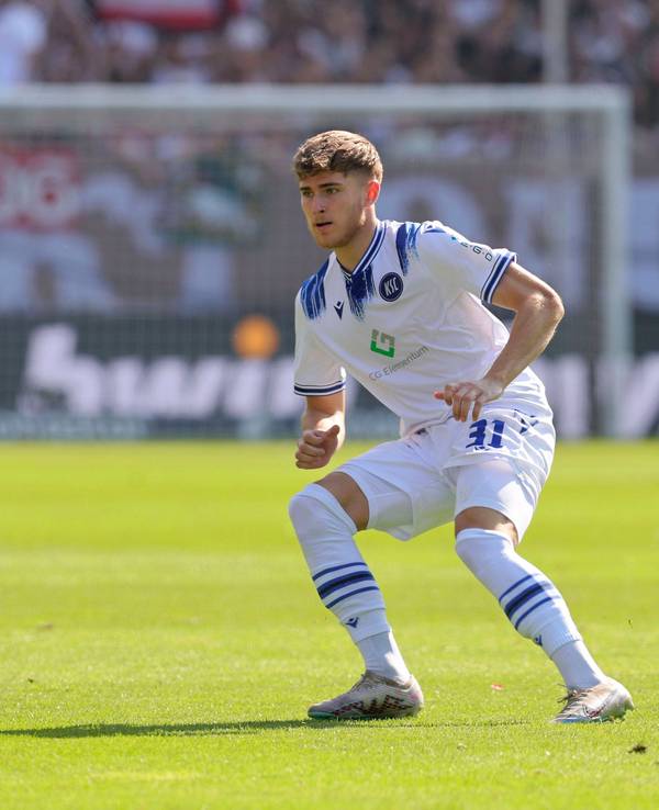 KSC-Profi Tim Rossmann hat den Ball im Spiel beim FC St. Pauli im Blick.