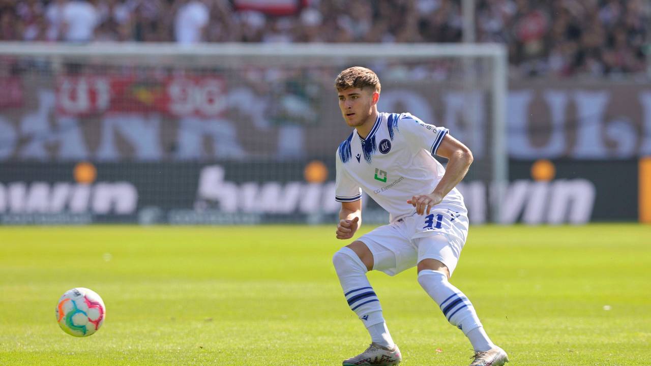 KSC-Profi Tim Rossmann hat den Ball im Spiel beim FC St. Pauli im Blick.
