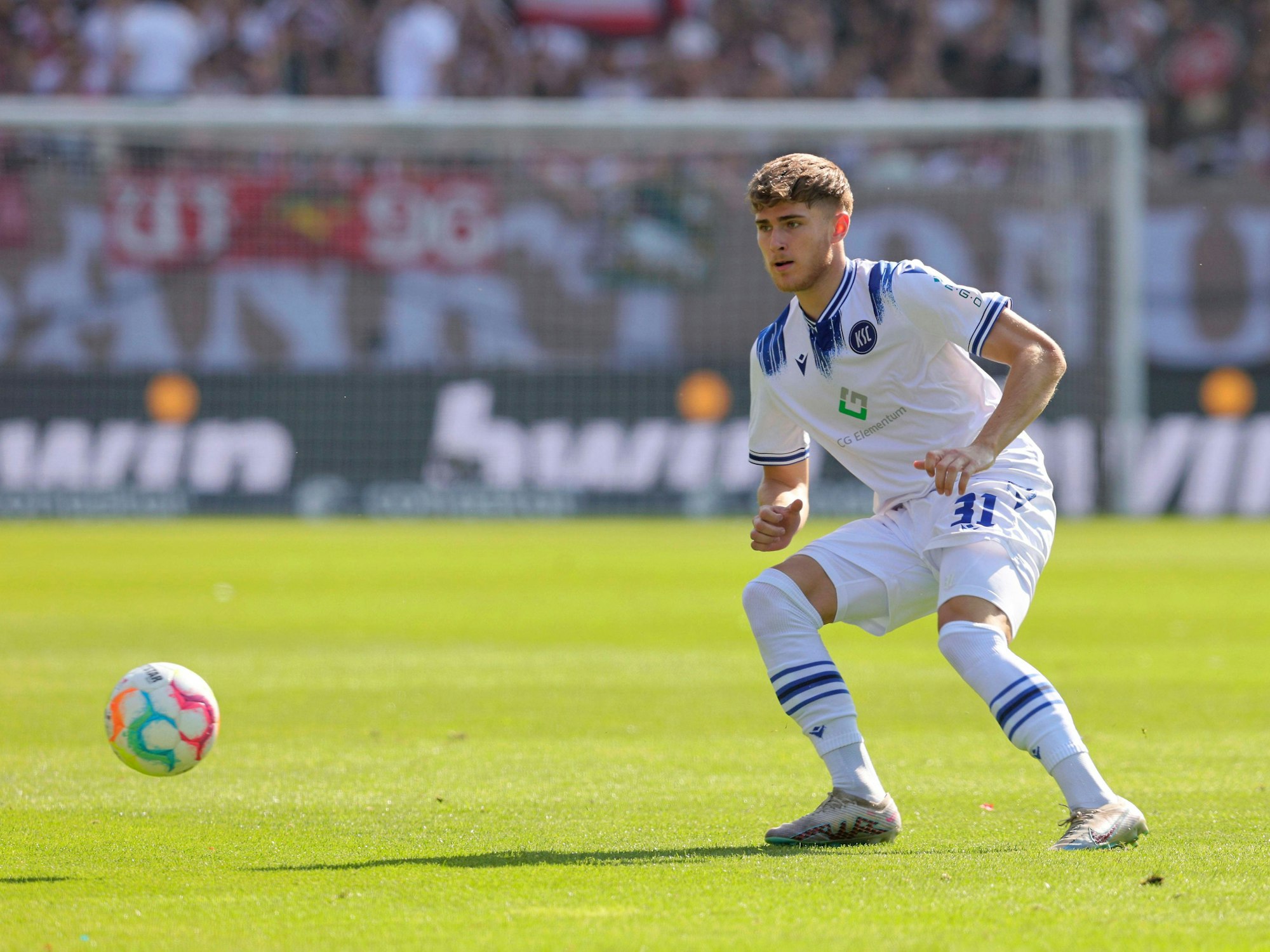 KSC-Profi Tim Rossmann hat den Ball im Spiel beim FC St. Pauli im Blick.