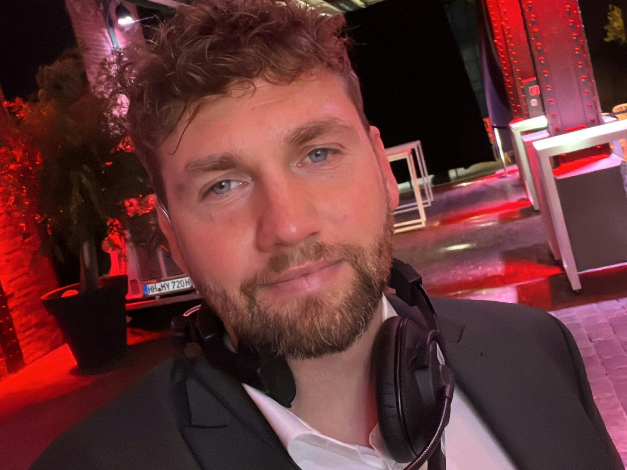 Jens Streifling lächelt auf einem Selfie in die Kamera.