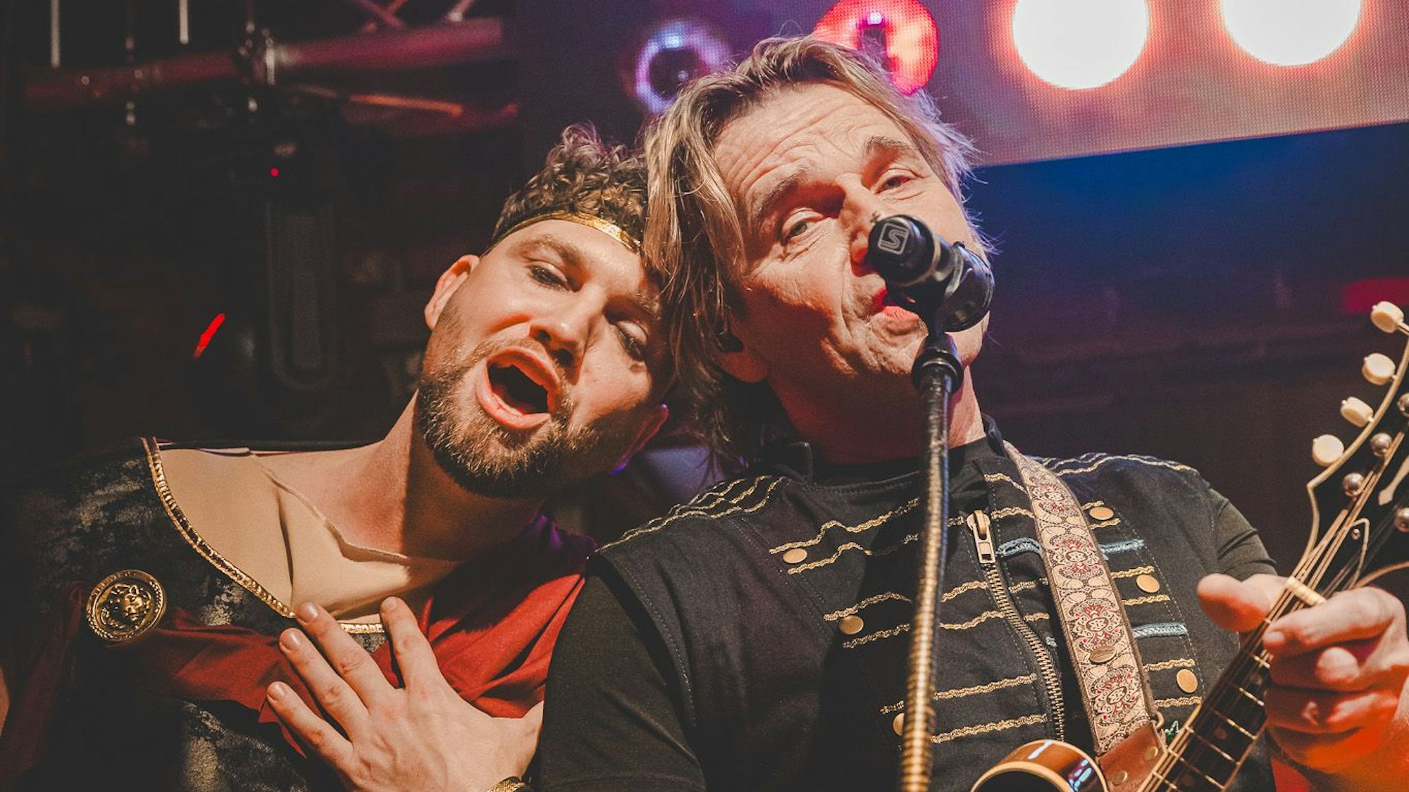 Konstantin Streifling und sein Vater Jens mit Kostümen auf der Bühne beim Jeckenflug.