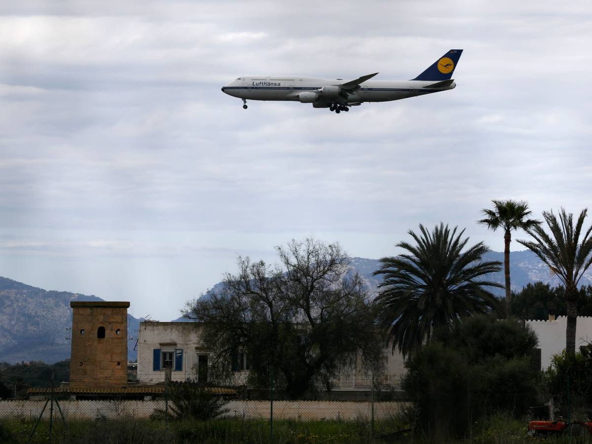 Ein Flugzeug der Lufthansa landet am Flughafen von Palma de Mallorca.