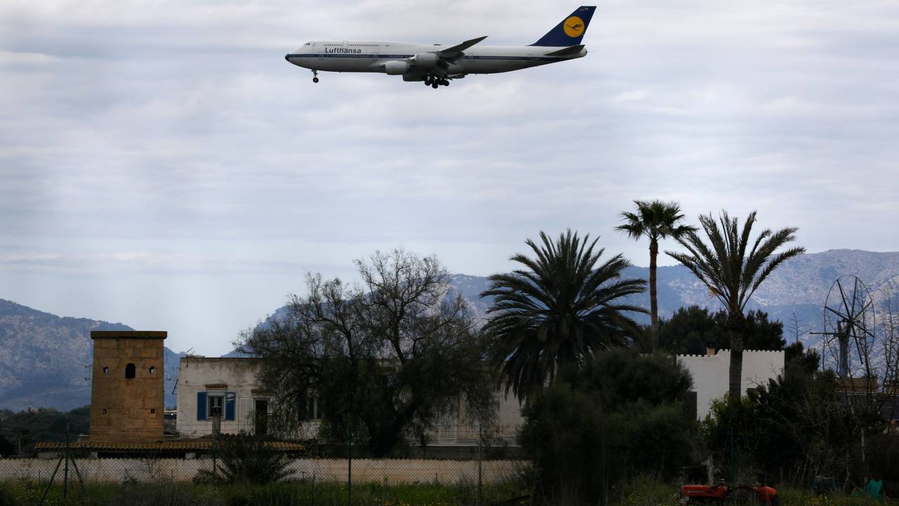 Ein Flugzeug der Lufthansa landet am Flughafen von Palma de Mallorca.