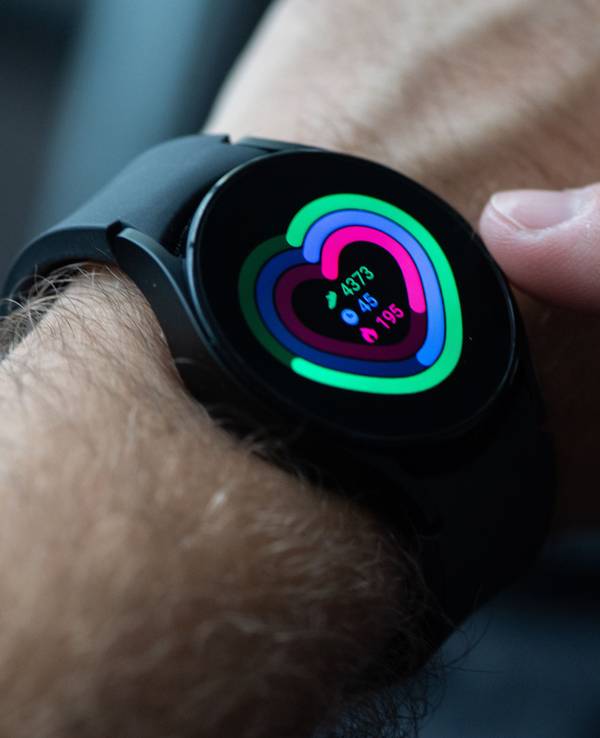 Das Symbolfoto zeigt eine eingeschaltete Smartwatch am Arm eines Mannes.
