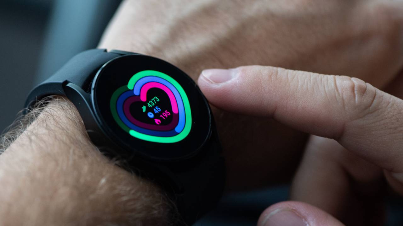 Das Symbolfoto zeigt eine eingeschaltete Smartwatch am Arm eines Mannes.