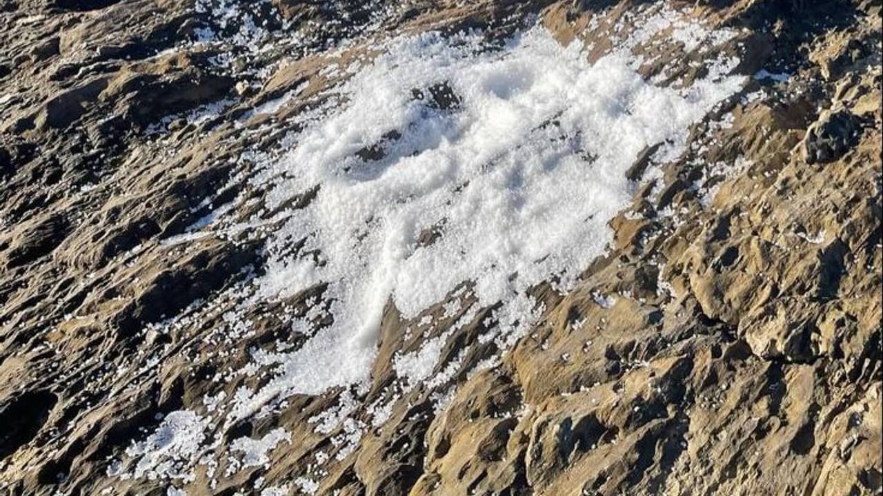 An den Stränden Galiciens in Spanien wurden riesige Mengen winziger Plastikkügelchen angespült, sehr zum Entsetzen der Anwohnerinnen und Anwohner.
