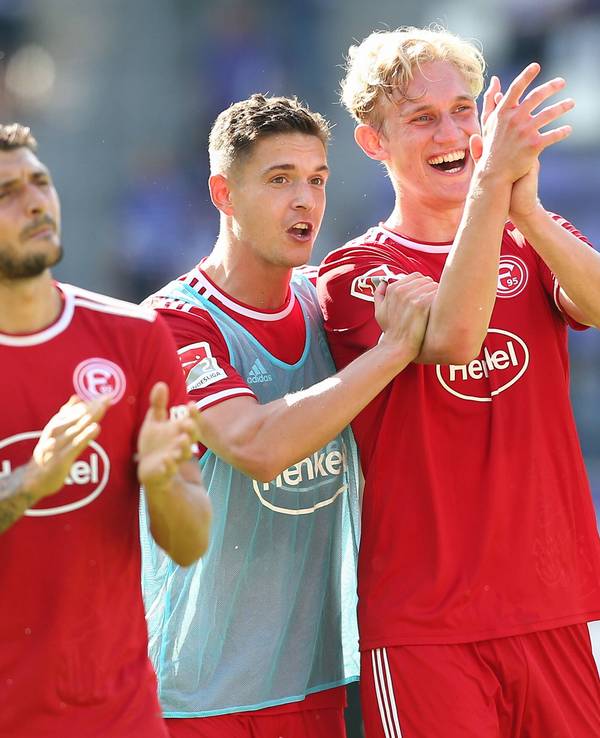 Die Düsseldorf-Profis Matthias Zimmermann, Kristoffer Peterson und Christoph Klarer applaudieren nach dem Spiel bei Erzgebirge Aue den Fans.
