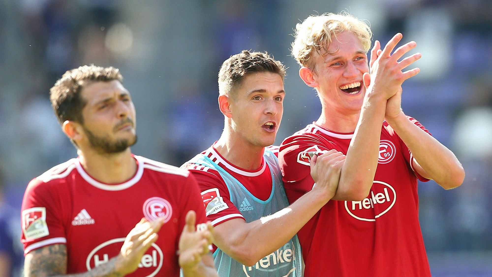 Die Düsseldorf-Profis Matthias Zimmermann, Kristoffer Peterson und Christoph Klarer applaudieren nach dem Spiel bei Erzgebirge Aue den Fans.
