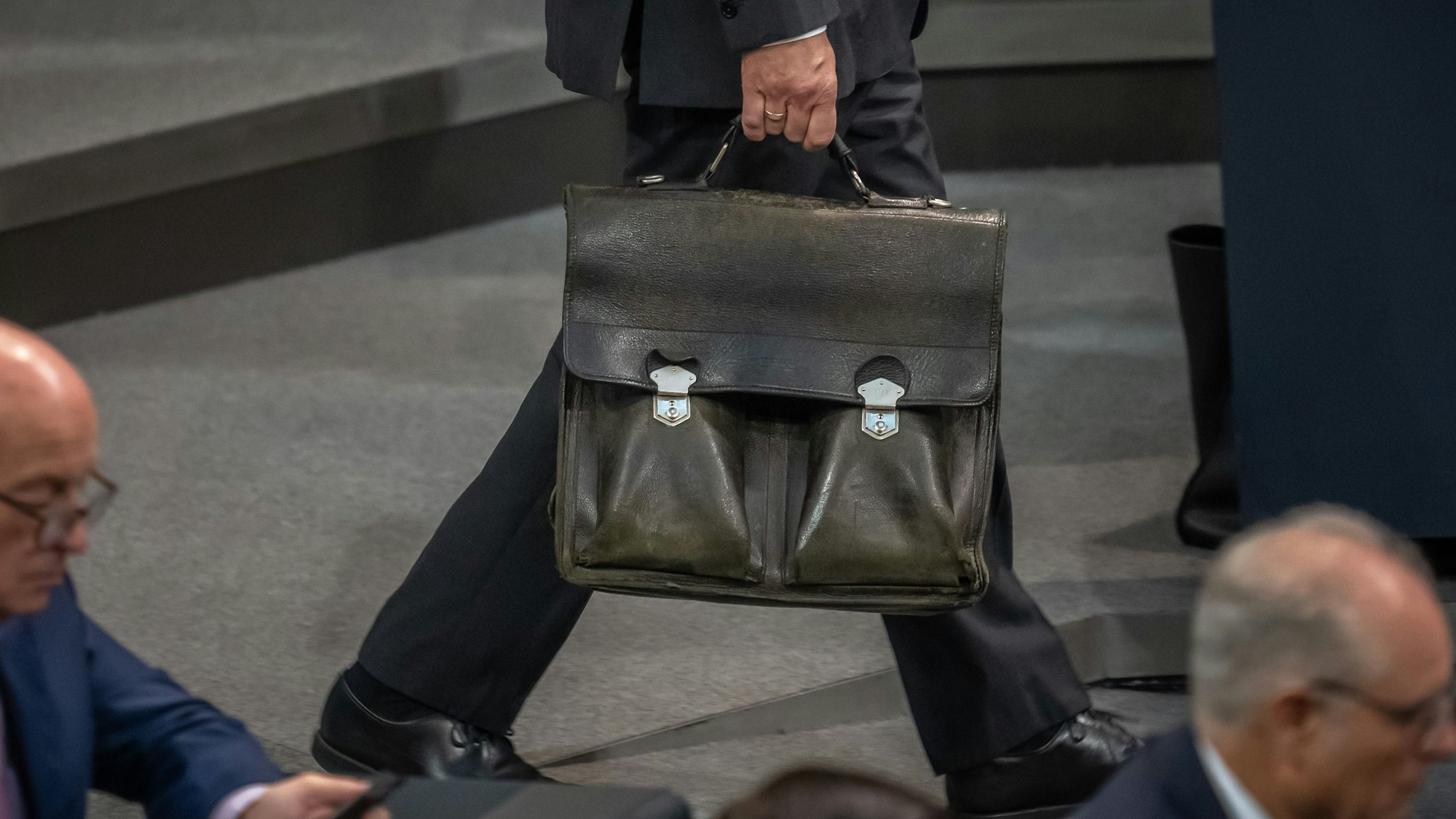 Immer dabei: Bundeskanzler Olaf Scholz (SPD) und seine Aktentasche, hier im Plenarsaal des Deutschen Bundestags.