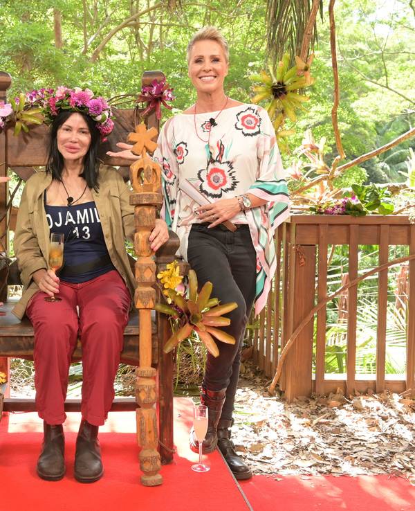 Djamila Rowe sitzt mit ihrer Krone nach dem Sieg beim RTL-Dschungelcamp 2023 auf ihrem Thron neben der Moderatorin Sonja Zietlow (rechts) und Moderator Jan Köppen (links), hier im Januar 2023 in Australien.
