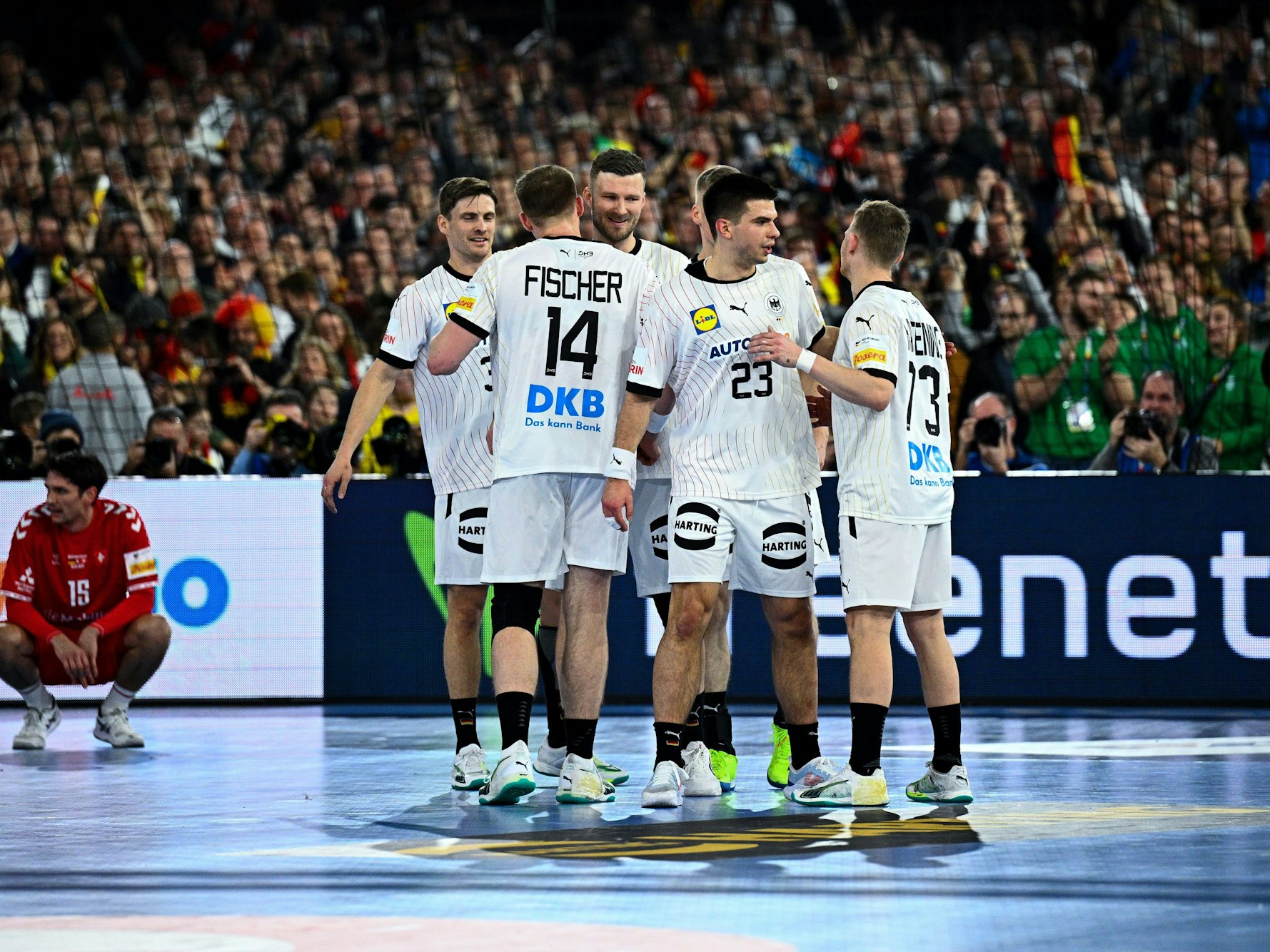 Die deutschen Spieler jubeln nach dem Sieg.