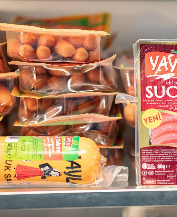 „Sucuk“ liegt in der Unternehmenszentrale in einem Kühlschrank neben anderen Produkten, hier im November 2019 in Krefeld.