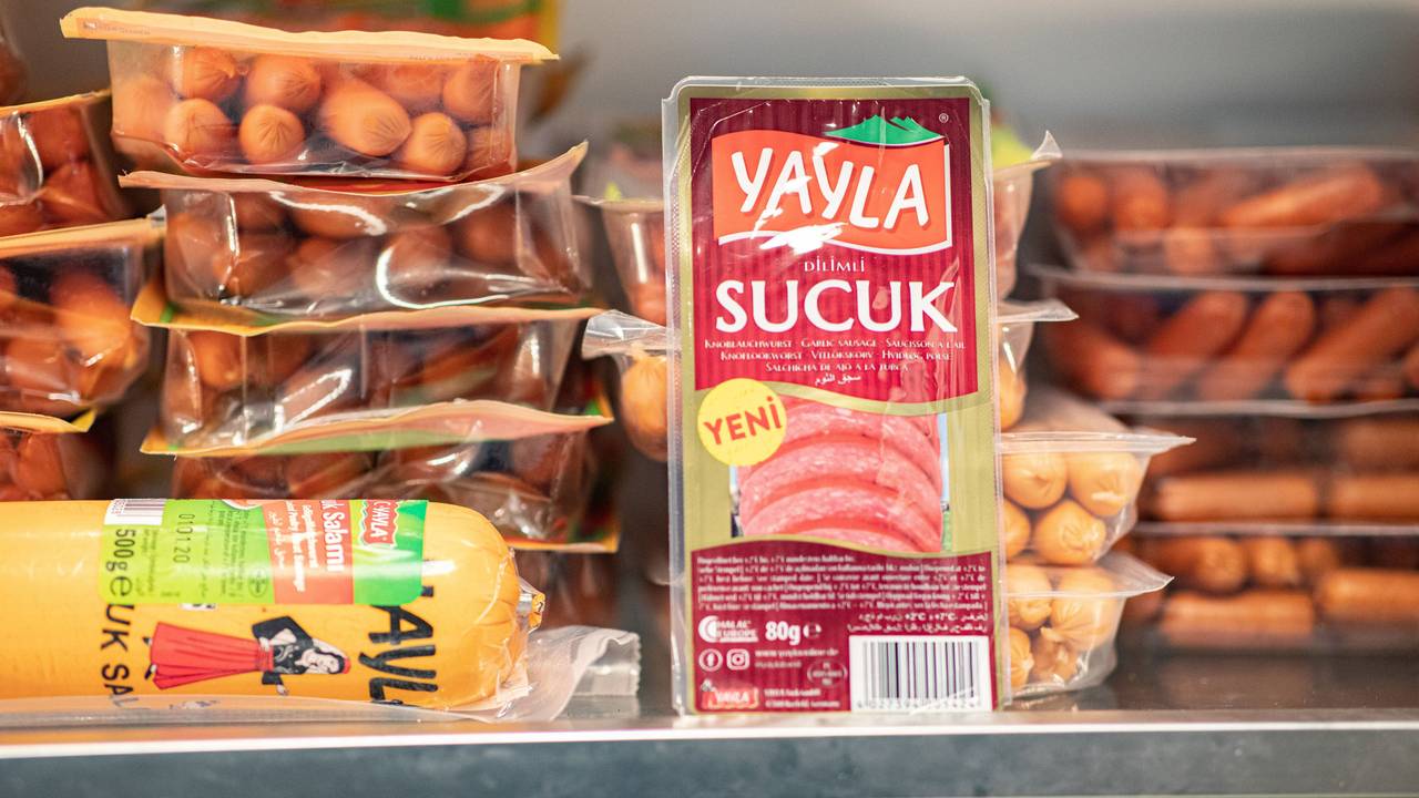 „Sucuk“ liegt in der Unternehmenszentrale in einem Kühlschrank neben anderen Produkten, hier im November 2019 in Krefeld.