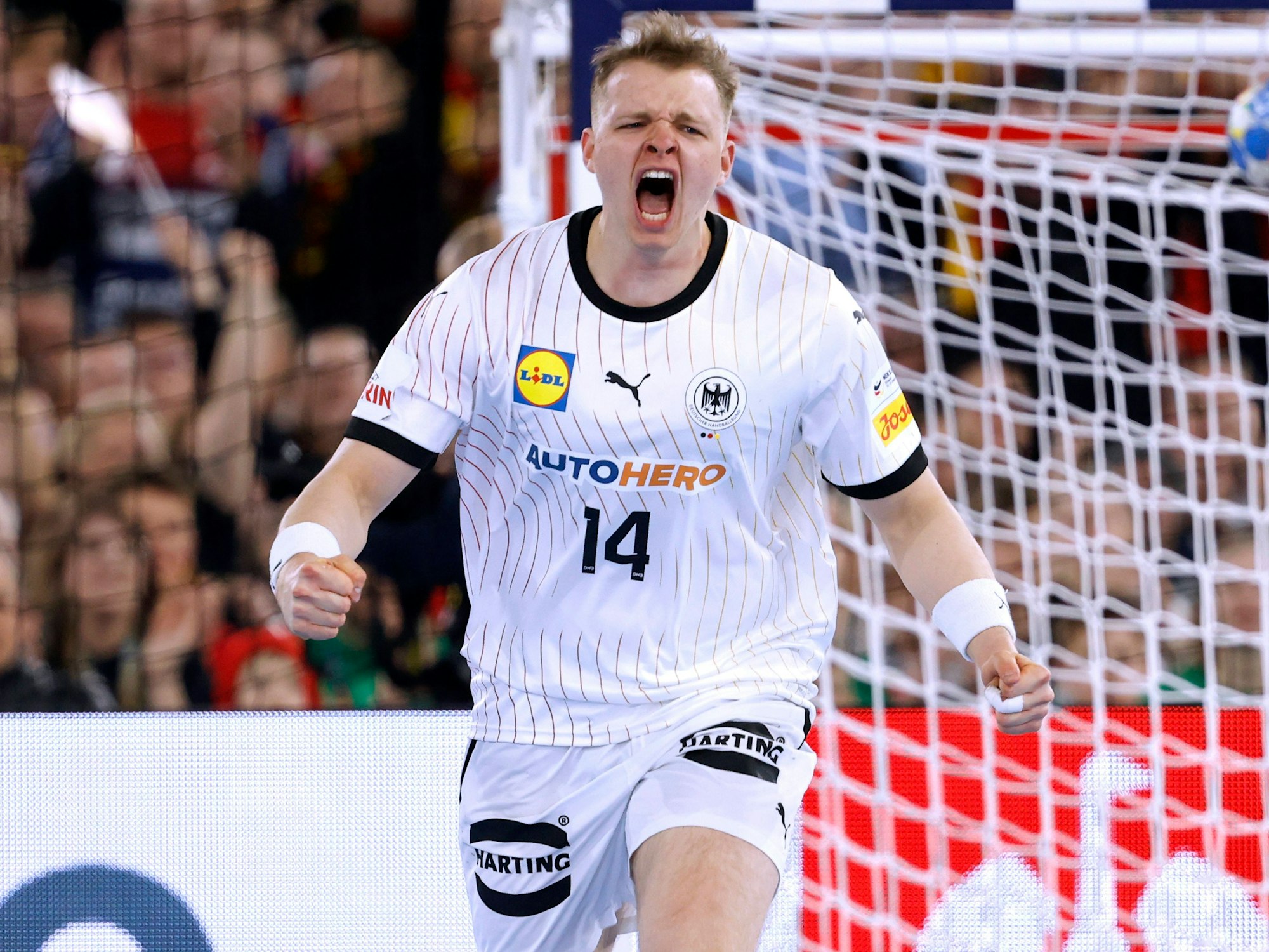 Justus Fischer jubelt beim Vorrundenspiel Deutschland gegen die Schweiz in der Merkur-Spiel-Arena in Düsseldorf.