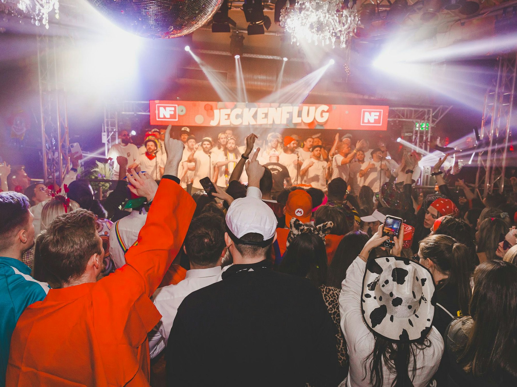 Die Grüngürtelrosen treten beim Jeckenflug, einer Party in Köln, auf.