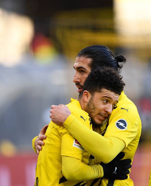 Emre Can umarmt Jadon Sancho.