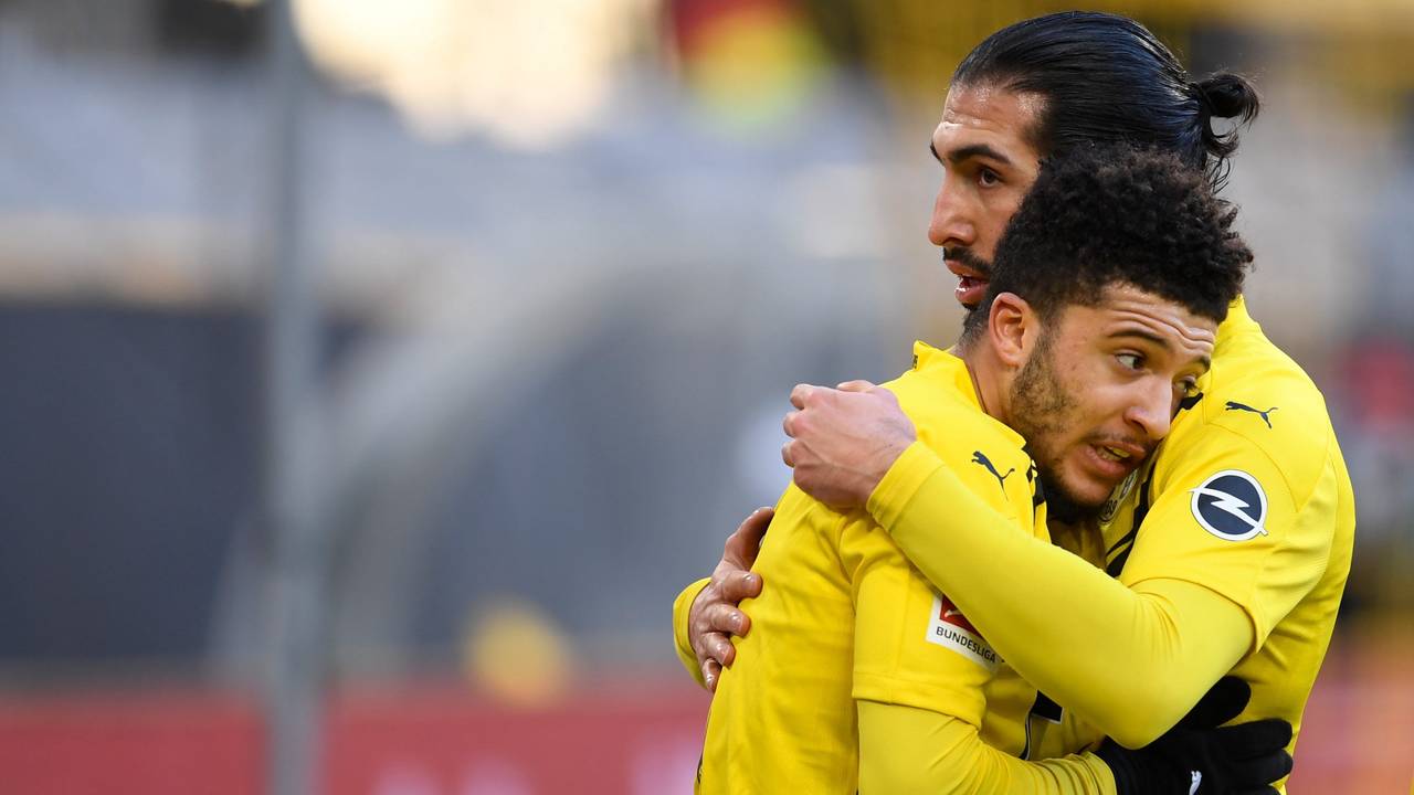 Emre Can umarmt Jadon Sancho.