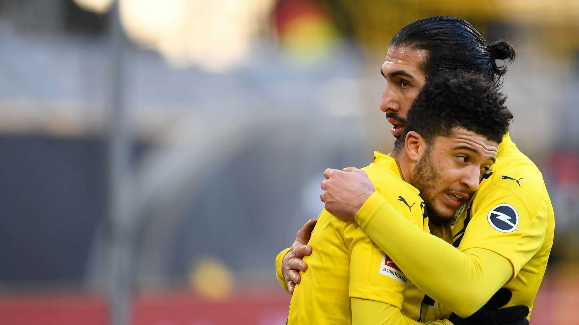 Emre Can umarmt Jadon Sancho.