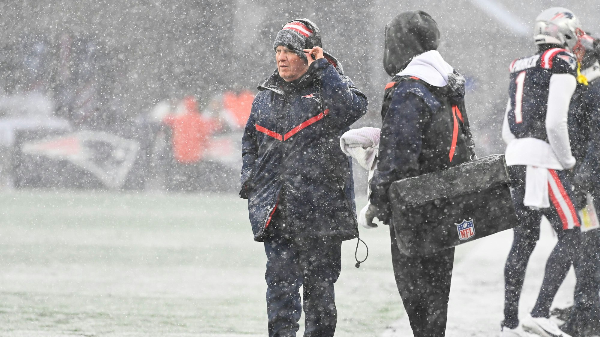 Bill Belichick steht im Schneeregen.