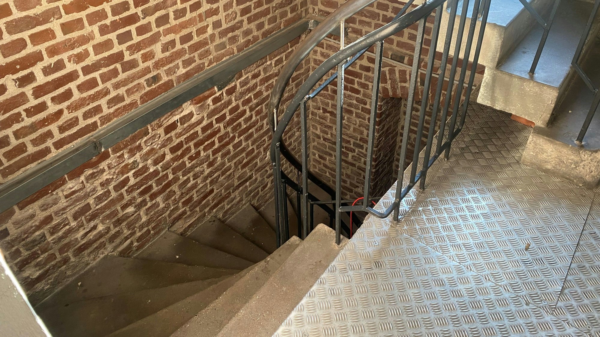 Eine Wendeltreppe, die durch einen kleinen Raum hindurch führt.