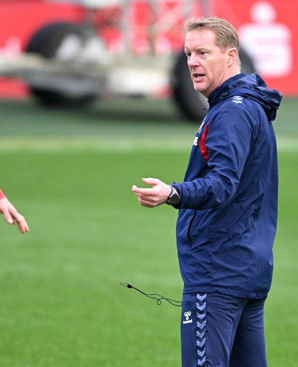 Timo Schultz (r), neuer Trainer des 1. FC Köln, spricht mit Florian Kainz (M) und Luca Waldschmidt (l).