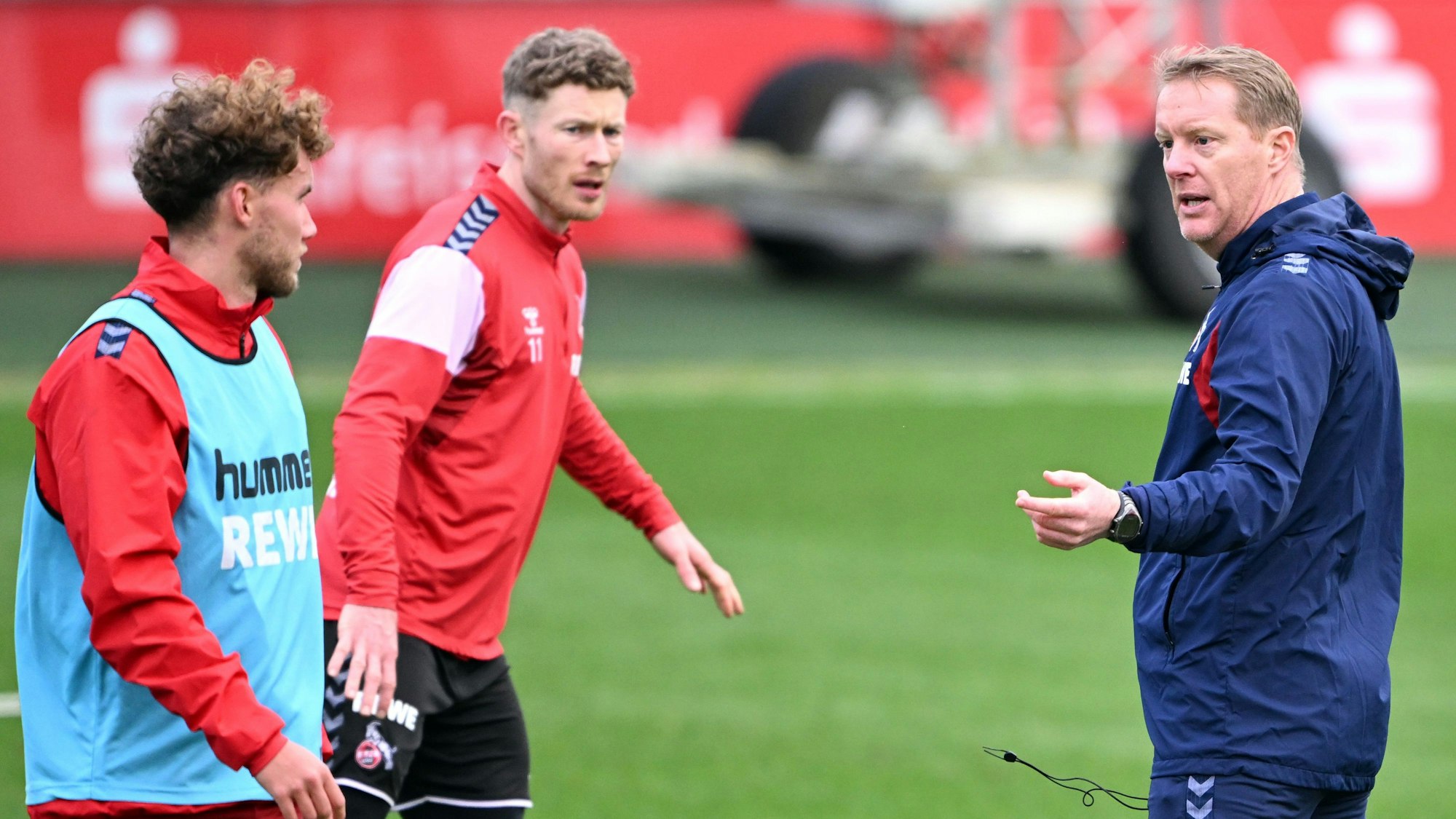 Der neue FC-Trainer Timo Schultz spricht im Training mit Luca Waldschmidt.