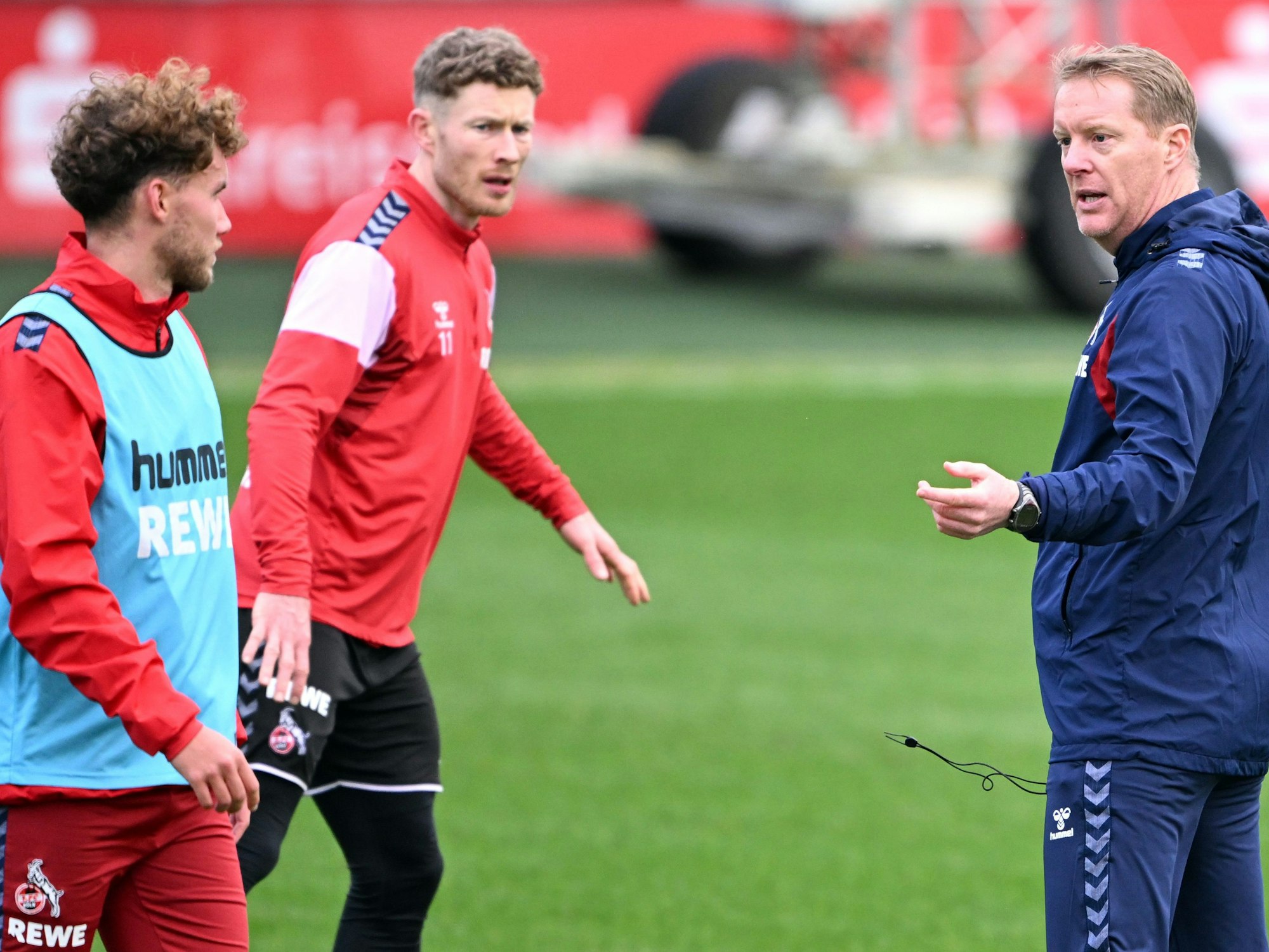 Timo Schultz (r), neuer Trainer des 1. FC Köln, spricht mit Florian Kainz (M) und Luca Waldschmidt (l).