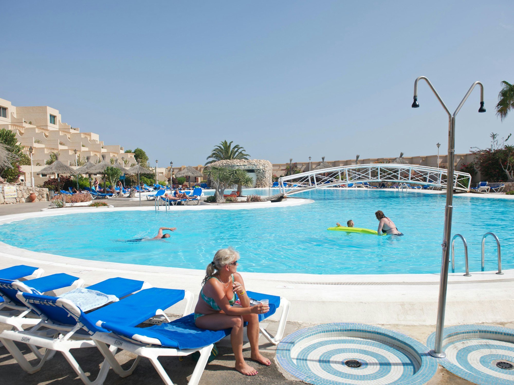 Weil eine Deutsche auf Fuerteventura an ungewöhnlicher Stelle Musik spielte, ist die Urlaubsinsel sauer. Unser Symbolfoto zeigt Gäste an einem Pool eines Hotels in Costa Calma auf Fuerteventura.