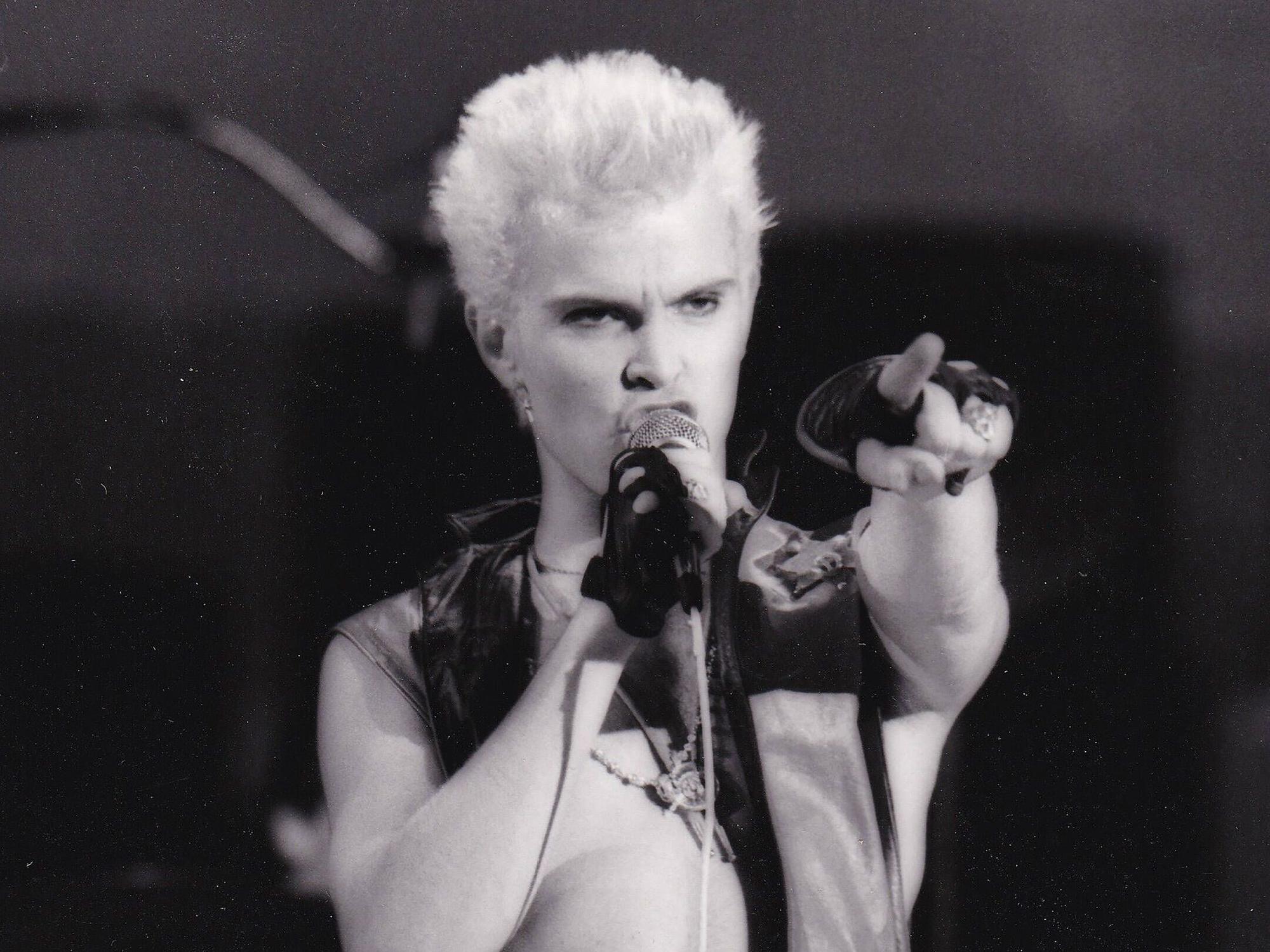 Billy Idol gibt 1984 ein Konzert