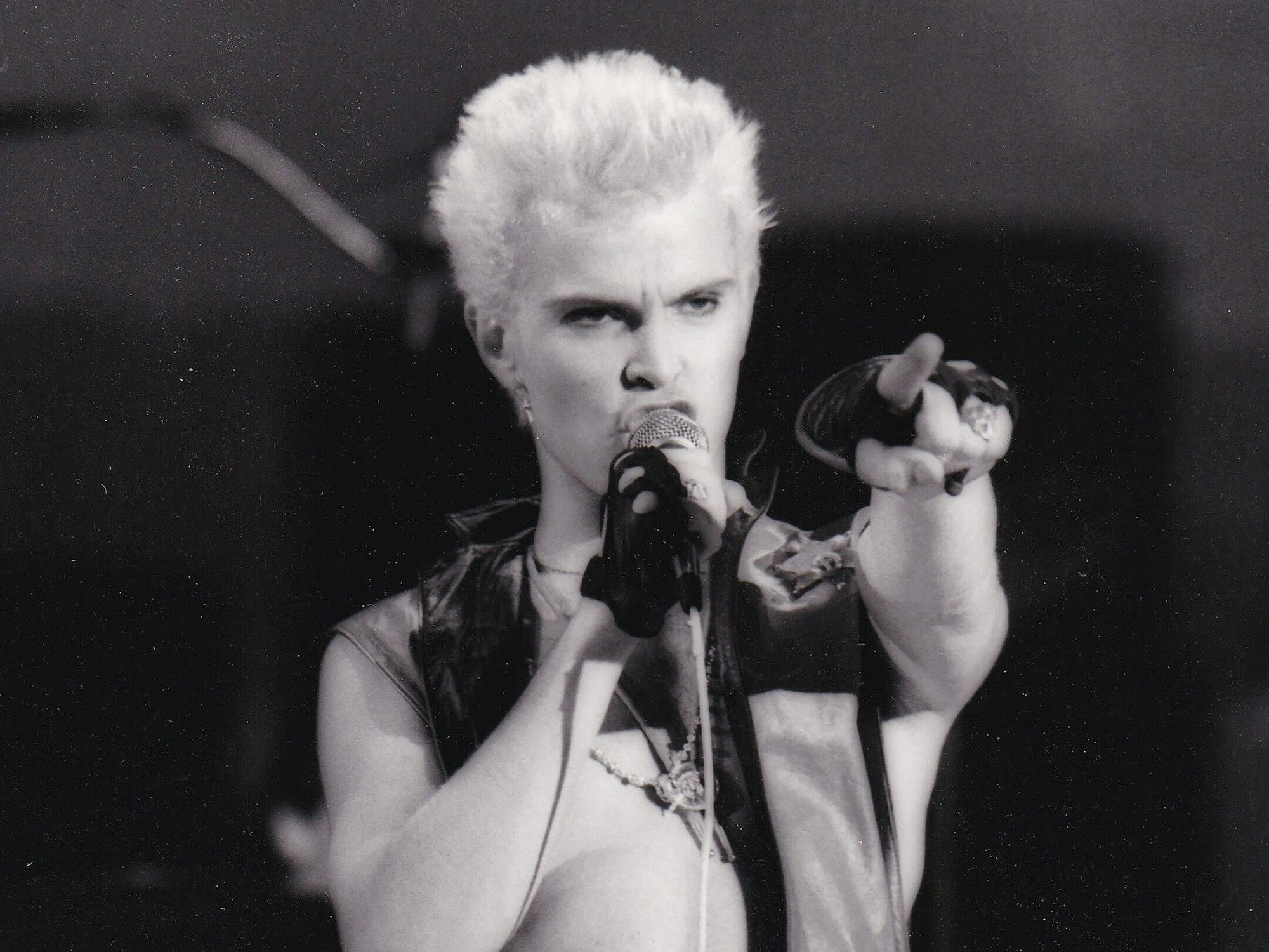 Billy Idol gibt 1984 ein Konzert