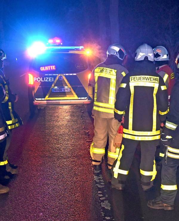 Einsatzkräfte der Feuerwehr stehen am Donnerstagabend (11. Januar) bei Dorsten auf der Bundesstraße 58 an der Unfallstelle mit einem verunfallten Pkw, der witterungsbedingt von der glatten Fahrbahn in den Straßengraben geraten war.
