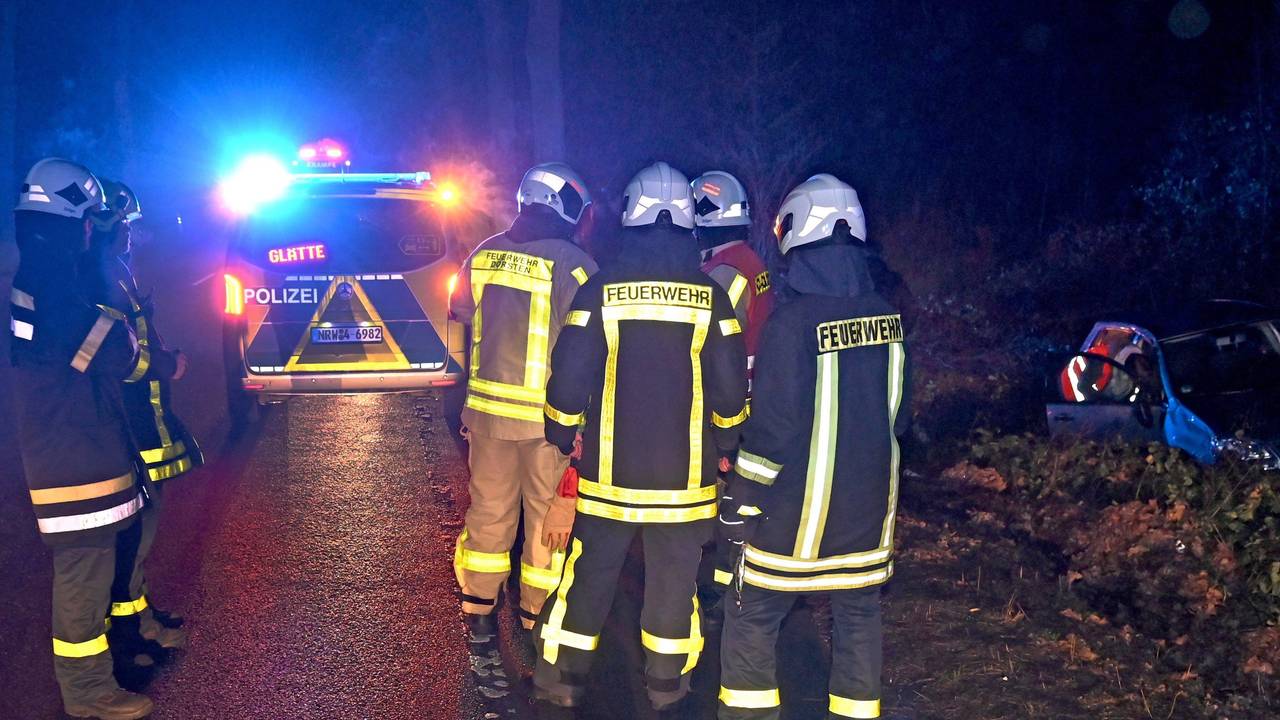 Einsatzkräfte der Feuerwehr stehen am Donnerstagabend (11. Januar) bei Dorsten auf der Bundesstraße 58 an der Unfallstelle mit einem verunfallten Pkw, der witterungsbedingt von der glatten Fahrbahn in den Straßengraben geraten war.