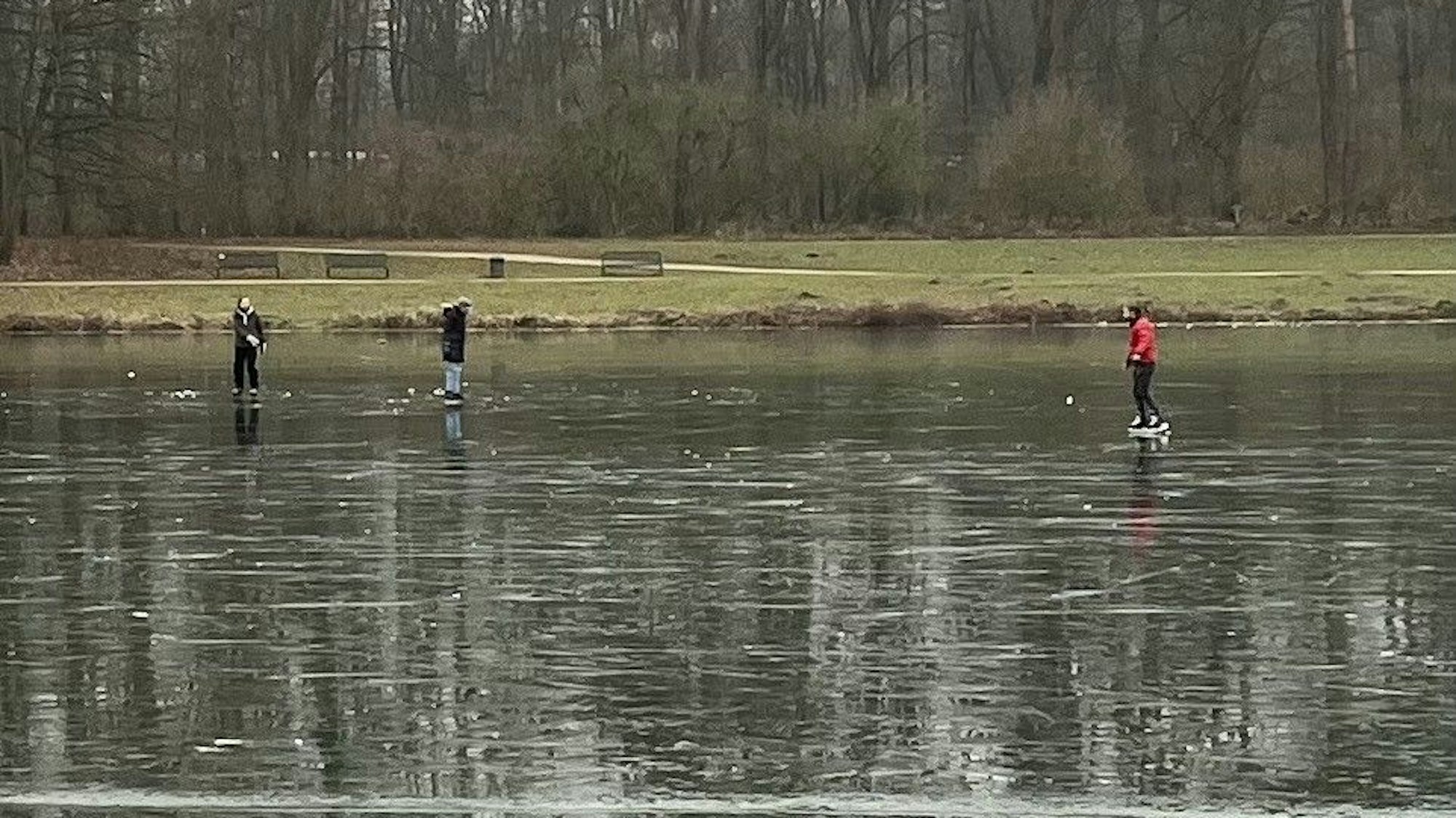 Eisläufer und Eisläuferinnen auf dem Decksteiner Weiher in Köln.