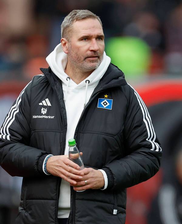 HSV-Cheftrainer Tim Walter beobachtet an der Seitenlinie das Spielgeschehen während der Partie beim 1. FC Nürnberg.