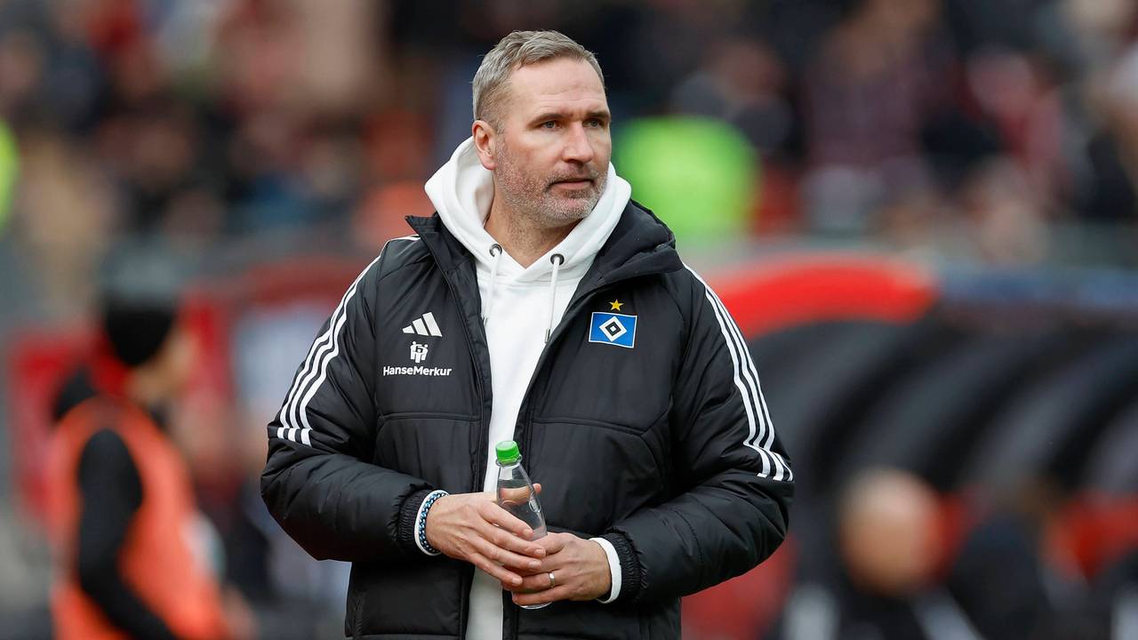 HSV-Cheftrainer Tim Walter beobachtet an der Seitenlinie das Spielgeschehen während der Partie beim 1. FC Nürnberg.