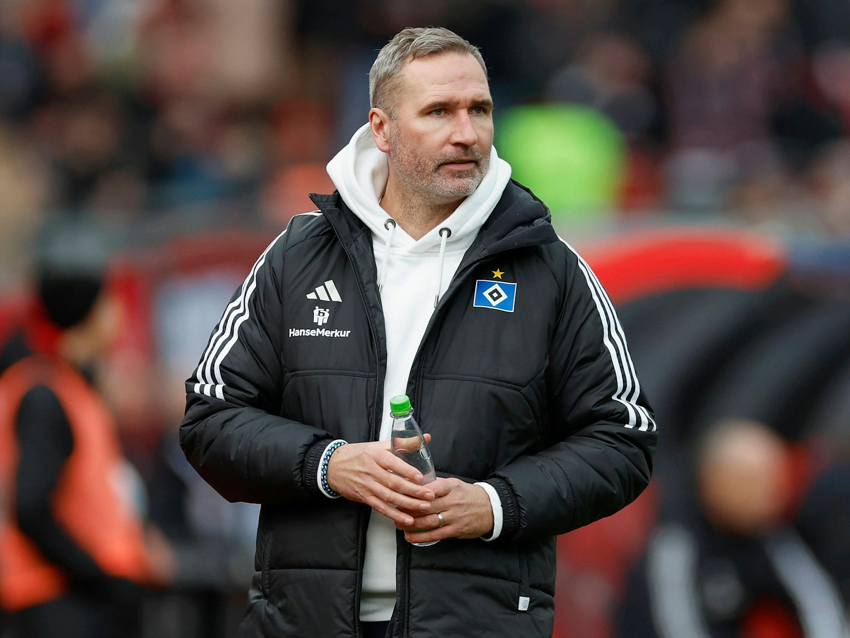 HSV-Cheftrainer Tim Walter beobachtet an der Seitenlinie das Spielgeschehen während der Partie beim 1. FC Nürnberg.