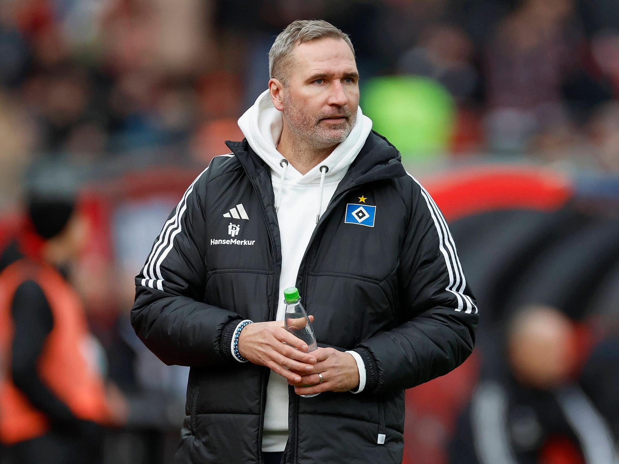 HSV-Cheftrainer Tim Walter beobachtet an der Seitenlinie das Spielgeschehen während der Partie beim 1. FC Nürnberg.