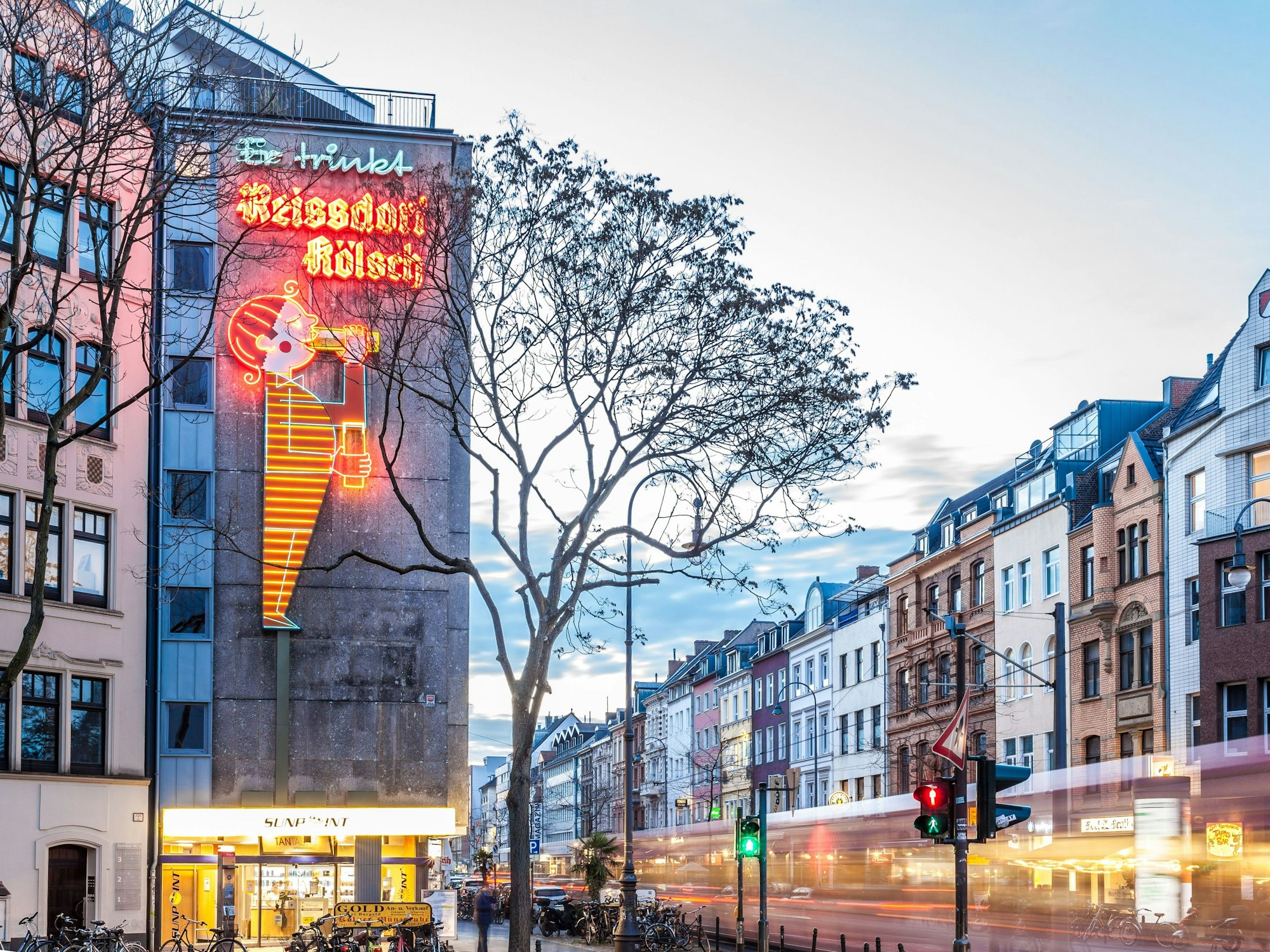 Das Reissdorf-Männchen an der Aachener Straße ist Kult, derzeit aber nicht in Betrieb.