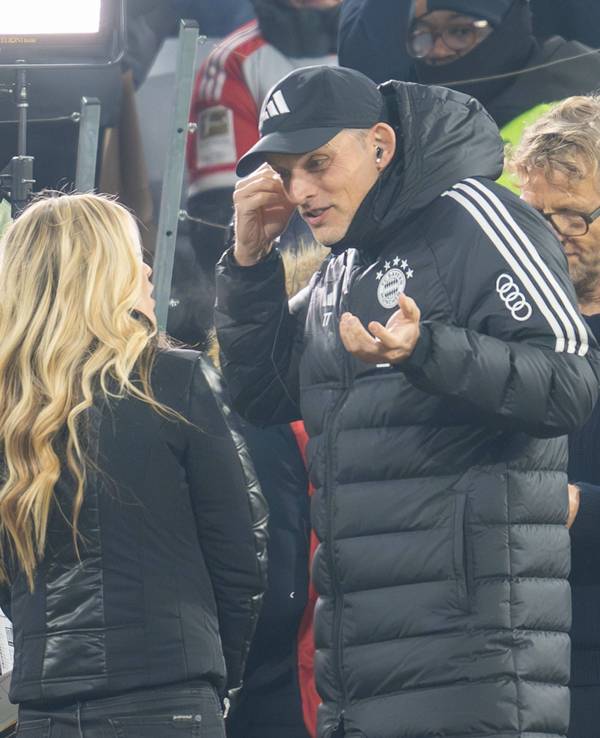 Bayern-Trainer Thomas Tuchel (r.) am Freitag (12. Januar 2024) mit Andrea Kaiser im Gespräch.