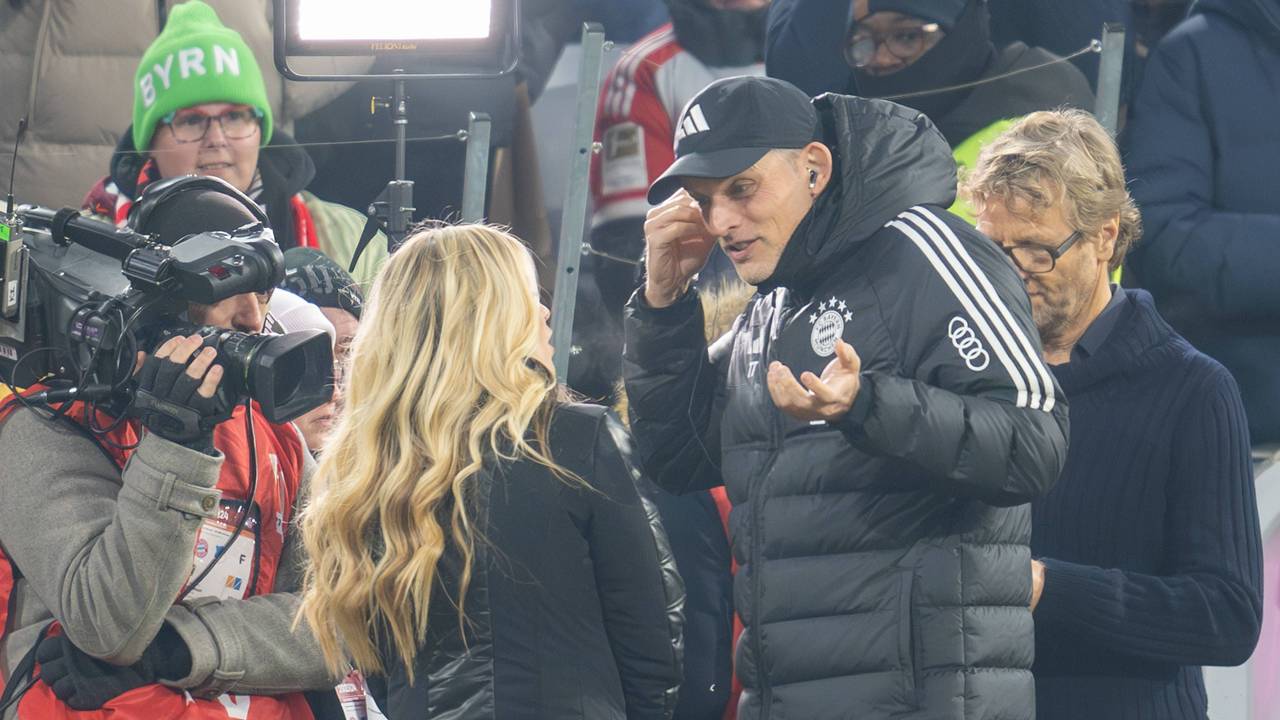 Bayern-Trainer Thomas Tuchel (r.) am Freitag (12. Januar 2024) mit Andrea Kaiser im Gespräch.
