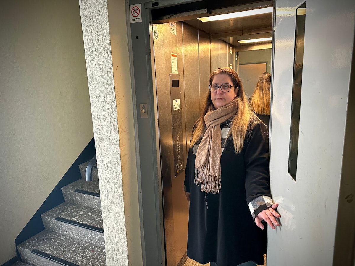 Sonia Mekadmi steht im Aufzug ihres Mehrfamilienhauses, der seit der Silvesternacht ausgefallen war.