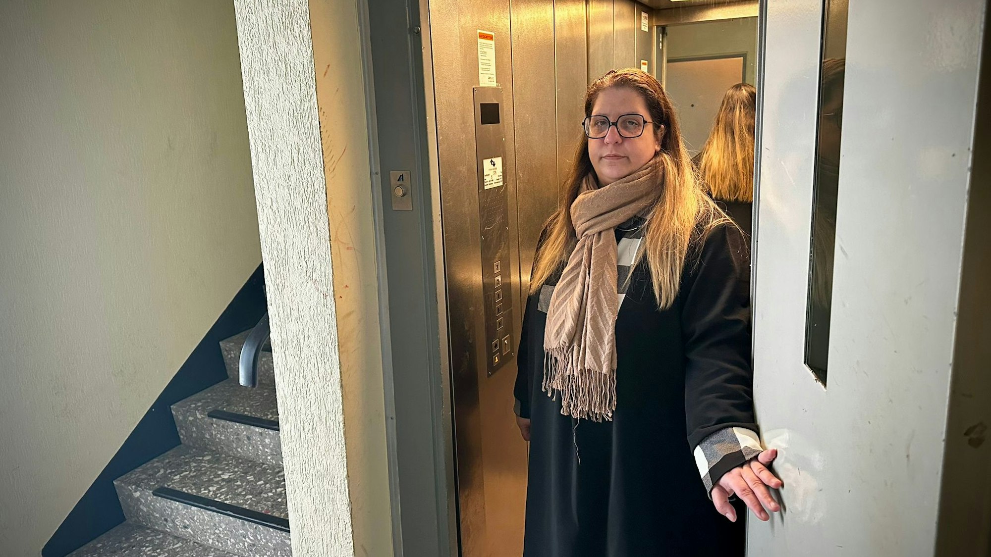Sonia Mekadmi steht im Aufzug ihres Mehrfamilienhauses, der seit der Silvesternacht ausgefallen war.