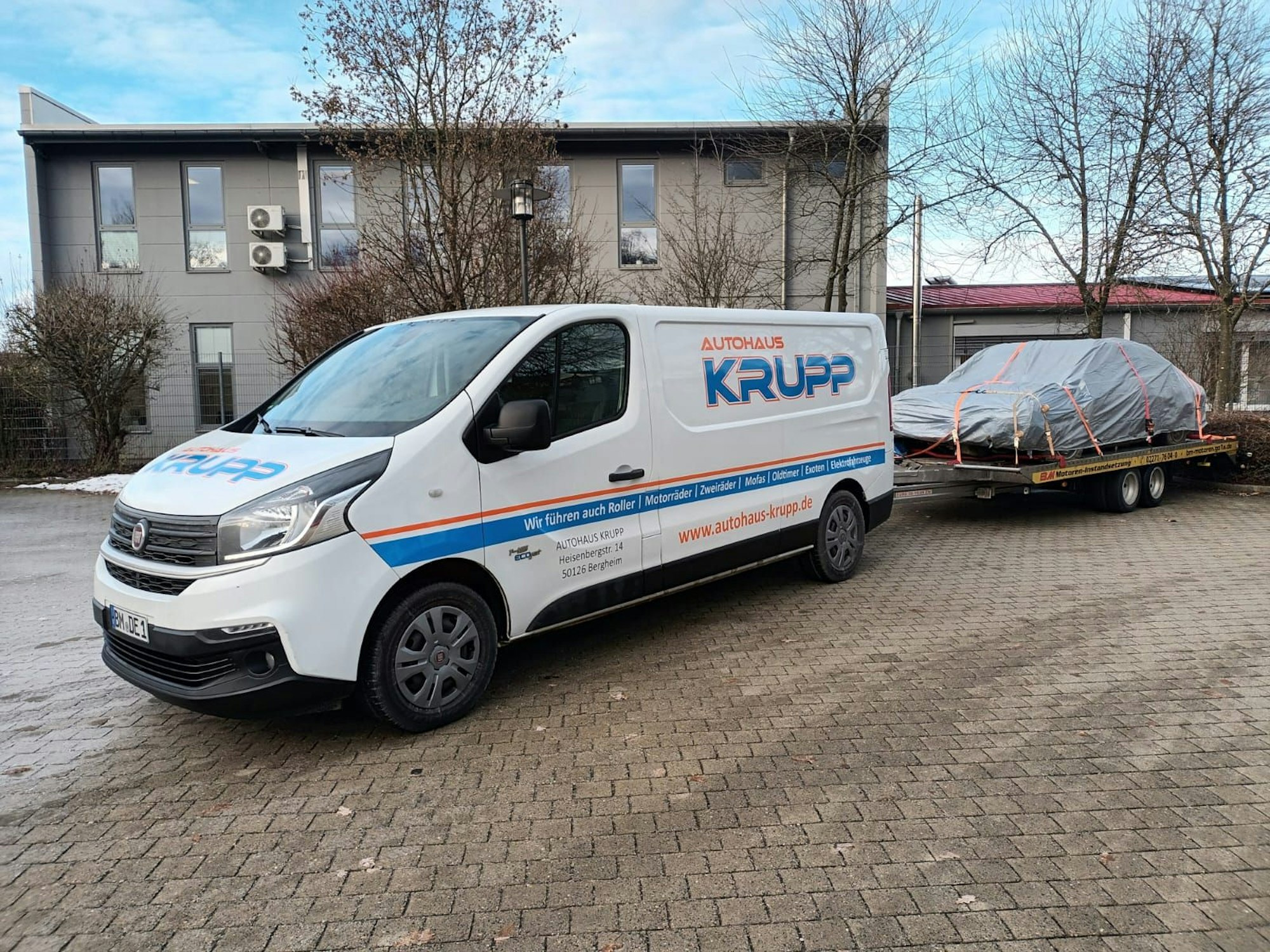 Der Transporter von Stephan Krupp steht in Bayern, mit dem Audi 100 auf dem Anhänger.